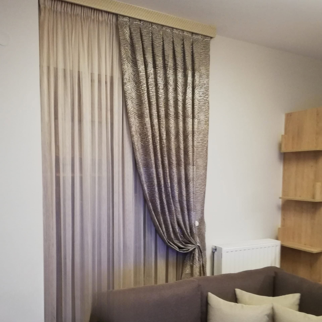 Κουρτίνα με ντραπέ και διάφανη σε σαλόνι
