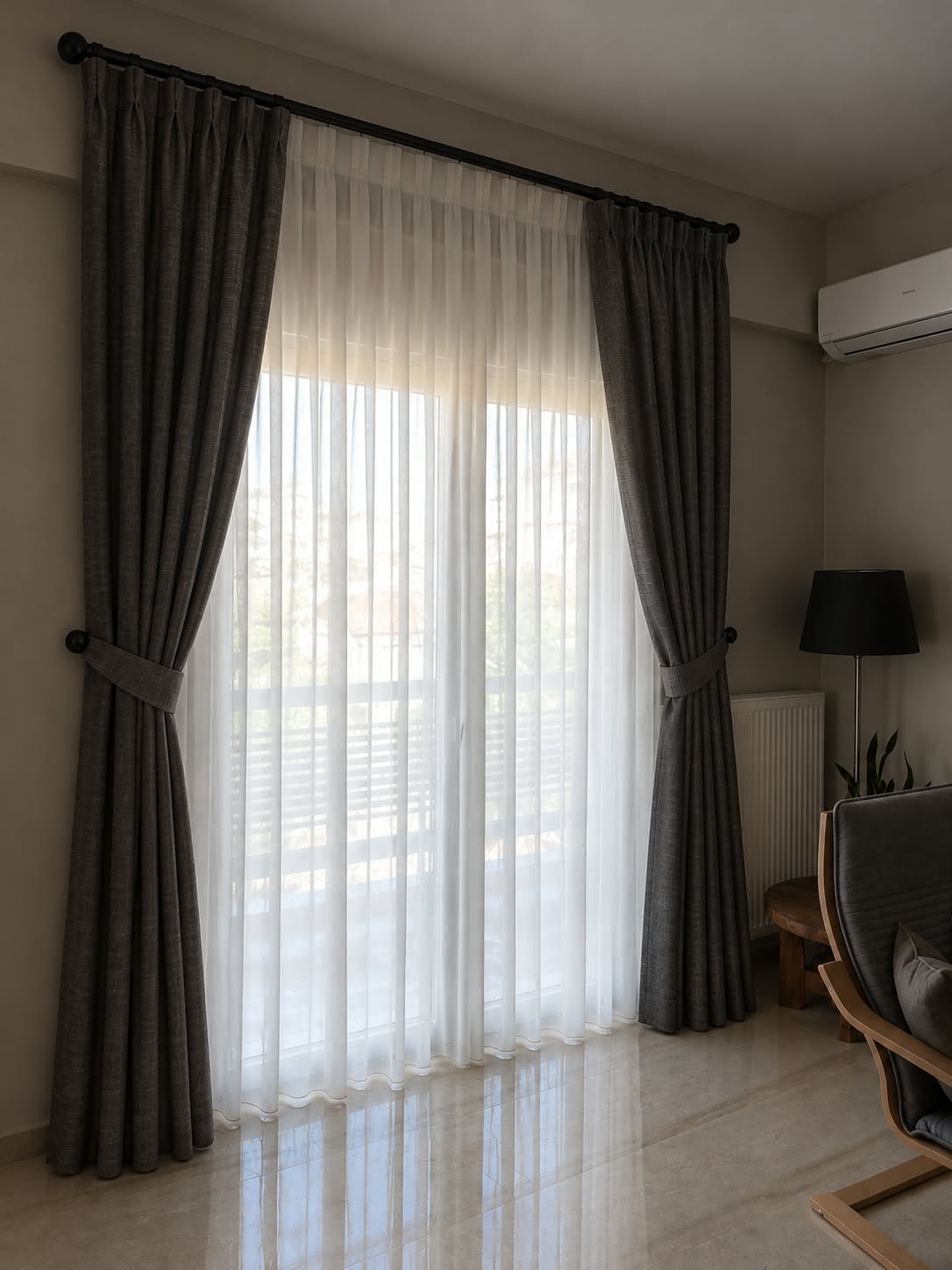 Μπαλκονόπορτα με λευκή διάφανη και ανθρακί πλαϊνές κουρτίνες με δέστρα