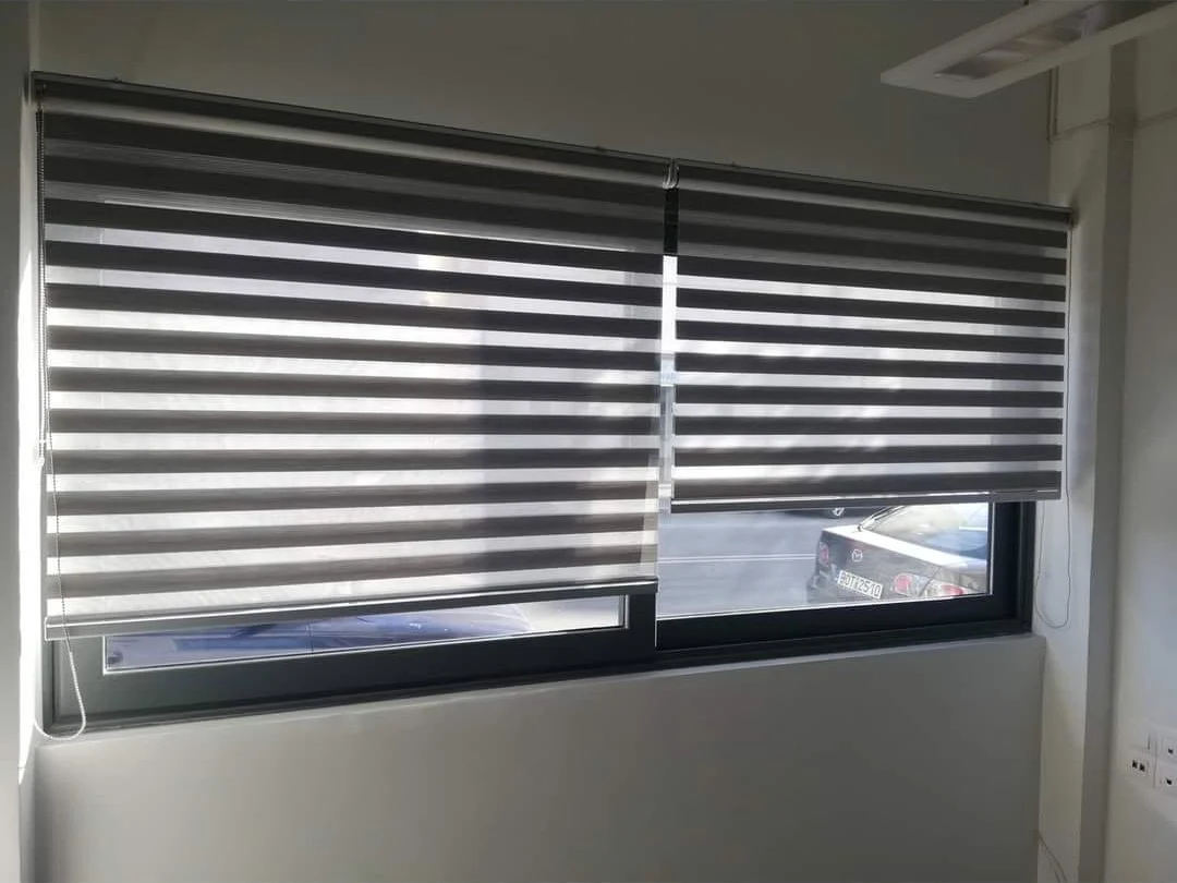 Ρόλερ ζέβρα σε κουζίνα με λευκά ντουλάπια