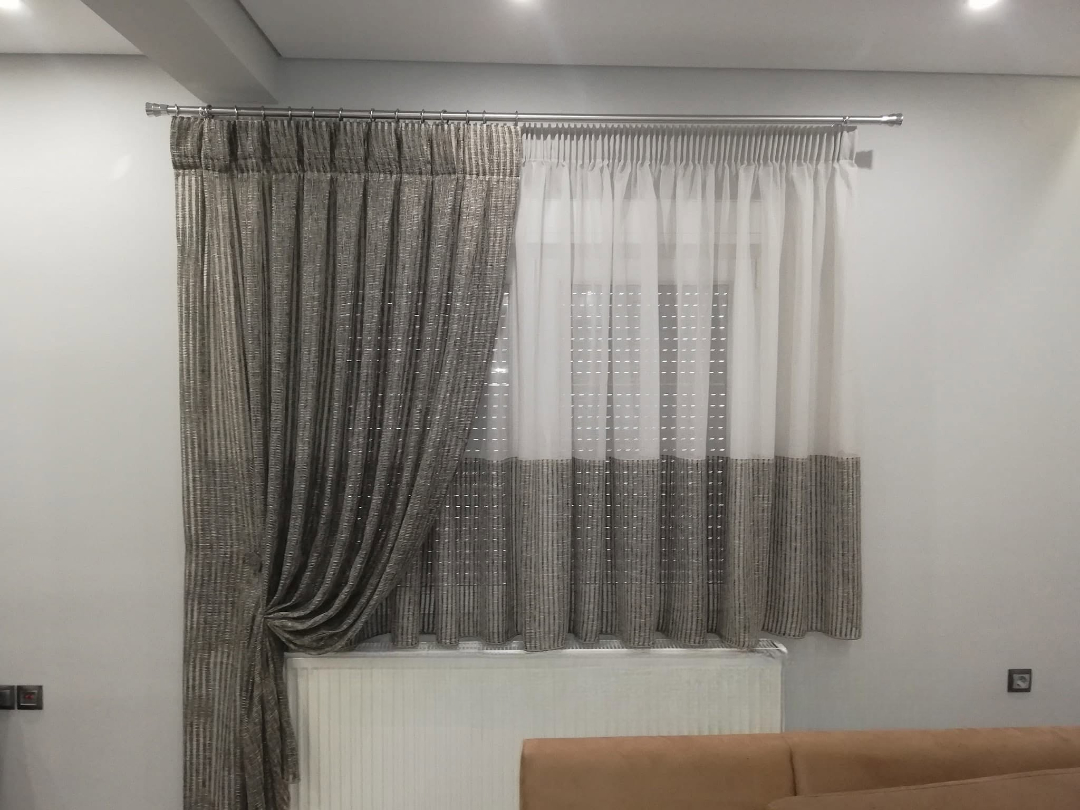 Κουρτίνα με ντραπέ και διάφανη σε σαλόνι