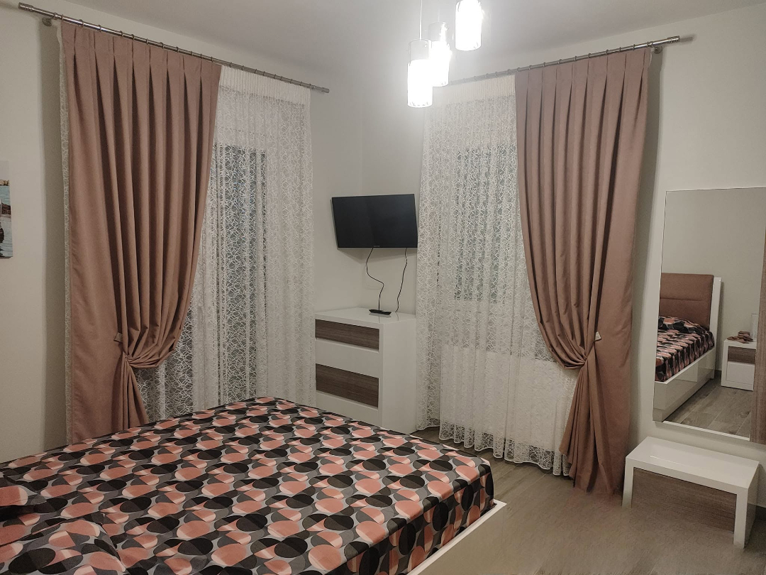 Υπνοδωμάτιο με ροζ κουρτίνες και δαντελένια διάφανη