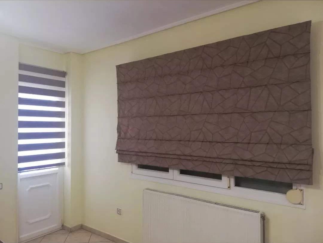 Ρόμαν κουρτίνα και ρόλερ ζέβρα σε δωμάτιο