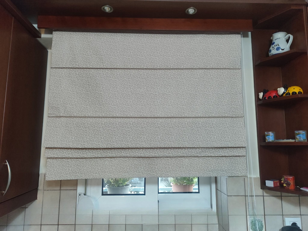 Ρόμαν κουρτίνα με διακριτικό σχέδιο σε κουζίνα