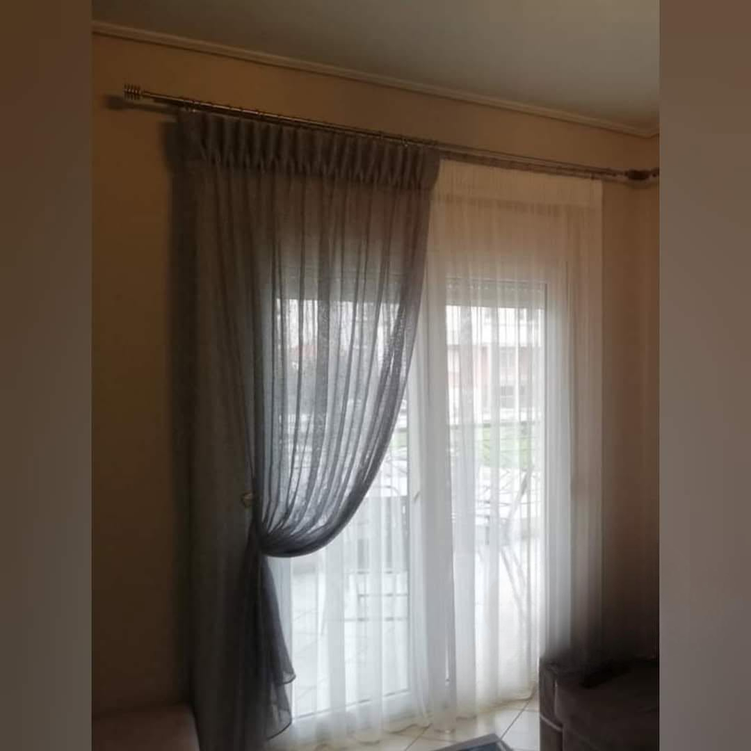 Γκρι διάφανη κουρτίνα με δέστρα σε μπαλκονόπορτα