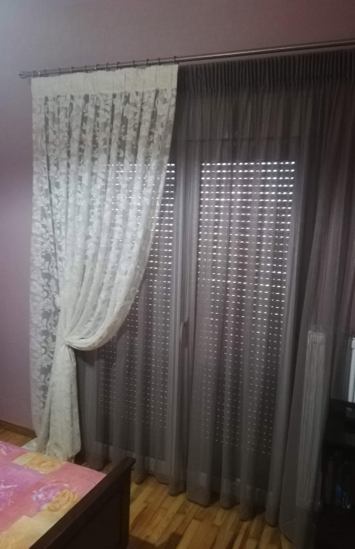 Υπνοδωμάτιο με δαντελένια κουρτίνα και γκρι διάφανη