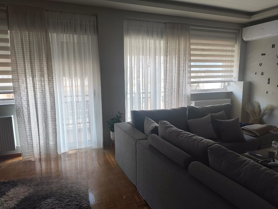 Σαλόνι με ρόλερ ζέβρα και διάφανες κουρτίνες