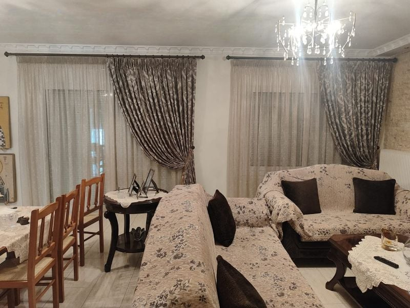 Σαλόνι-τραπεζαρία με κουρτίνες και φλοράλ ντραπέ σε κατοικία του Βόλου