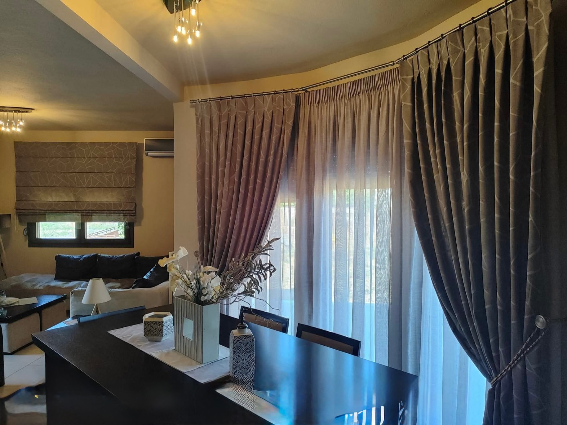 Κουρτίνες και ρόμαν σε σαλόνι στον Βόλο